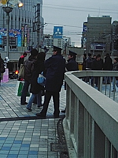 歩道橋上のポリスさん