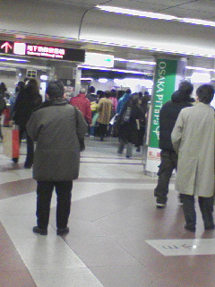 地下鉄御堂筋線東三国駅江坂間障害物発生のため運転停止