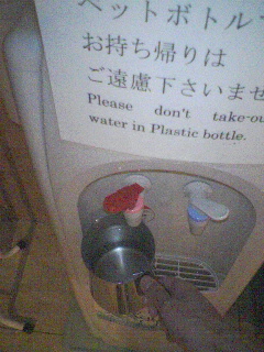 水を汲みに行く