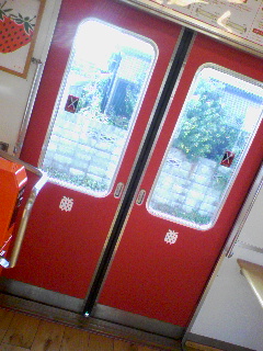いちご電車 扉１