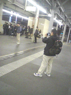 並んでる人を撮影する人を撮影する人