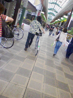自転車押していく
