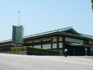 宮殿横