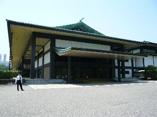 宮殿横