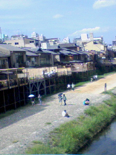 昼過ぎの川床