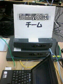 監督してます。