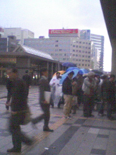 外は雨