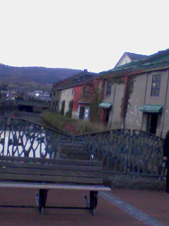 運河横の倉庫