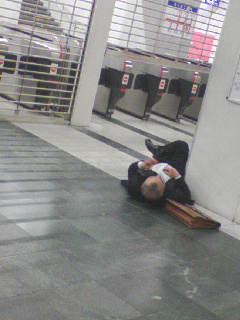 そんなとこで寝てたら
