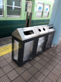駅のホームにゴミ箱