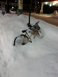 雪に埋もれる自転車