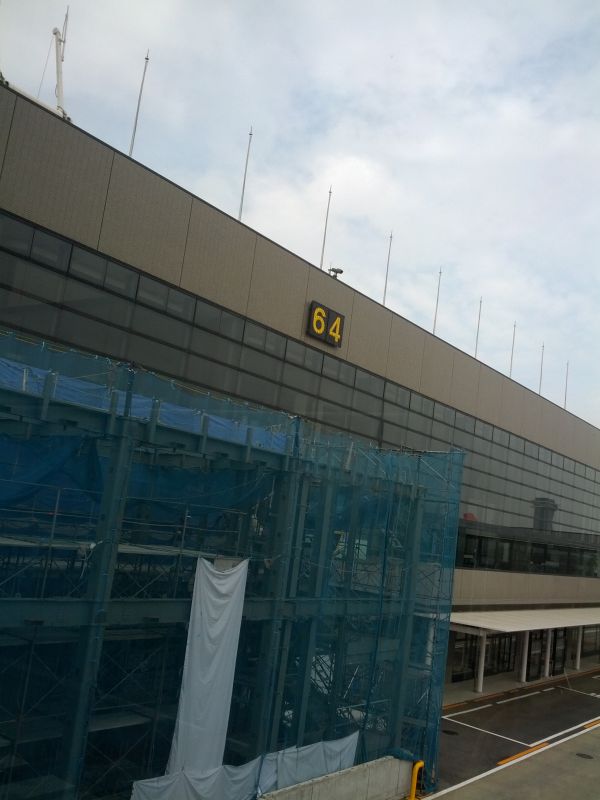 成田着