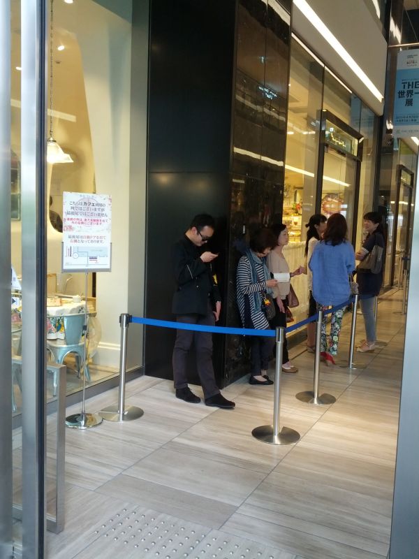 開店前行列