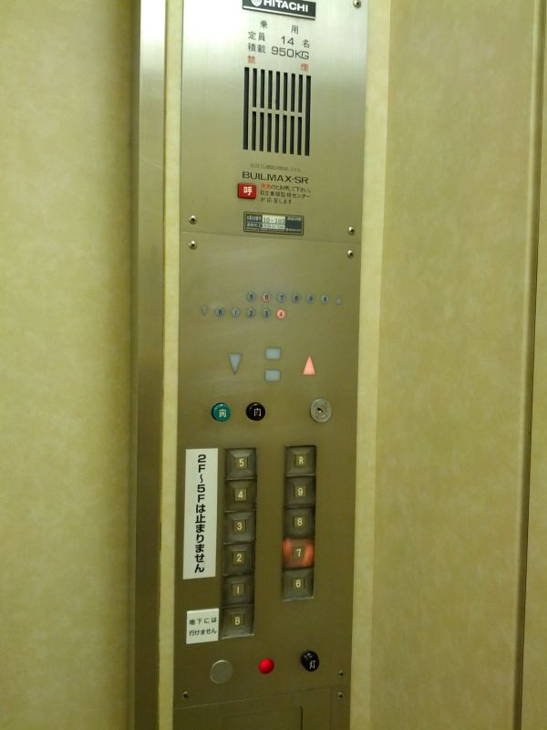 古いエレベータ