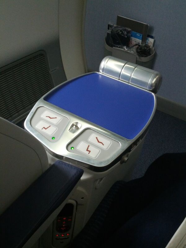 座席間テーブル