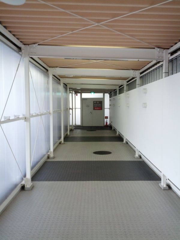 搭乗口への通路