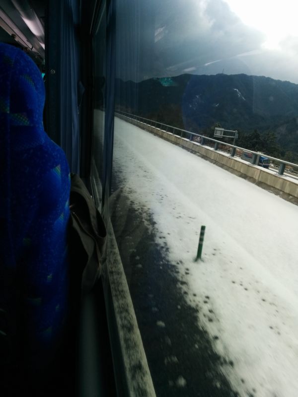 トンネルを抜けると雪