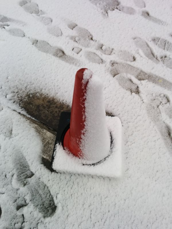 三角コーンの積雪