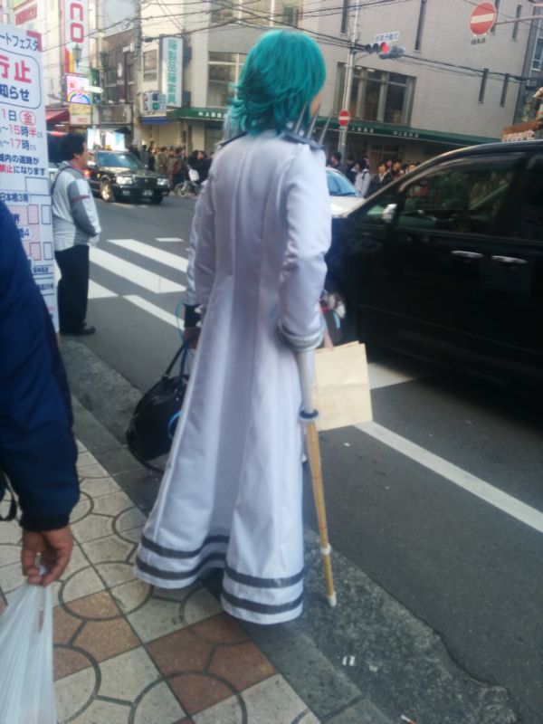 街中でコスプレ