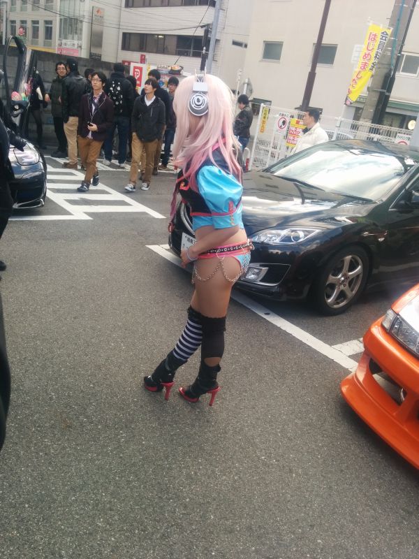 街中でコスプレ６