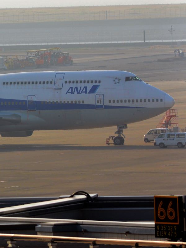 奥に留置の７４７