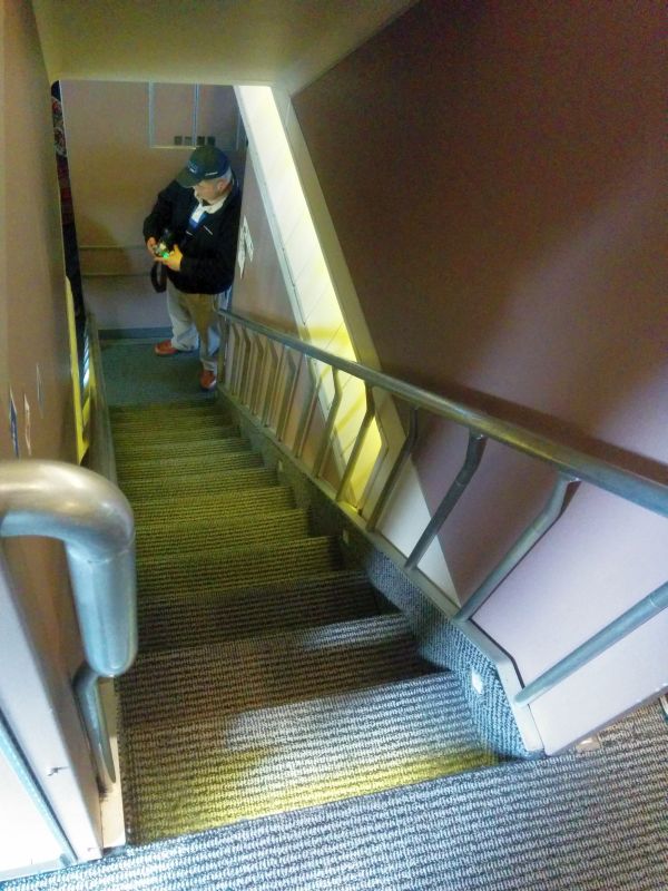 機内に階段