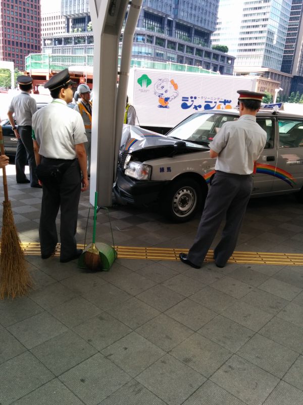 東京駅で自損事故