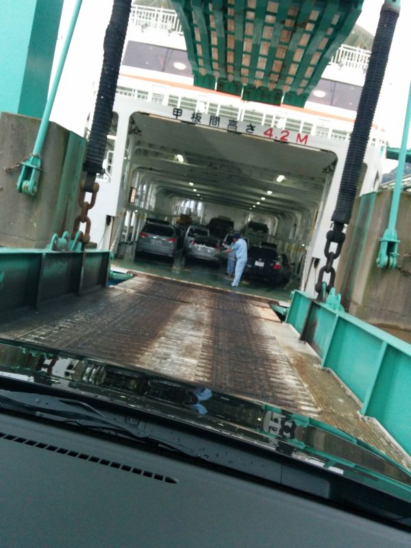 フェリーに乗り込み