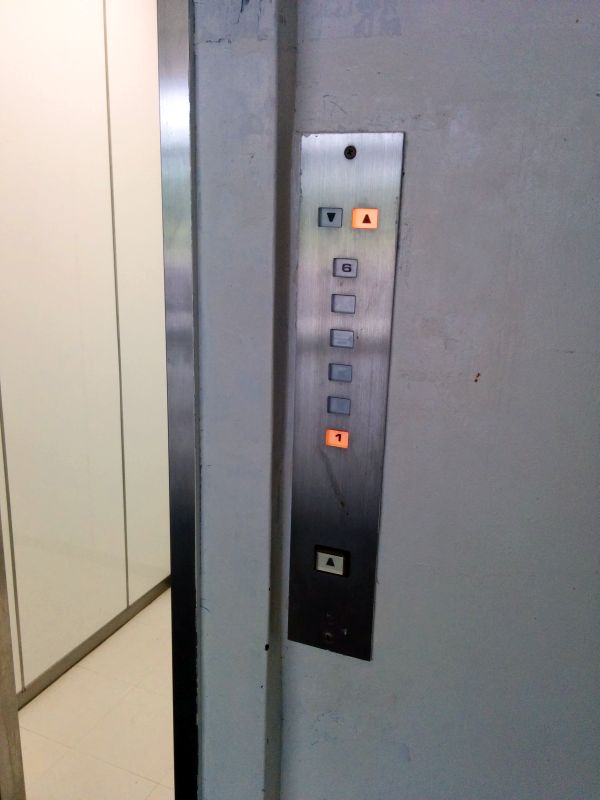 エレベータのボタン