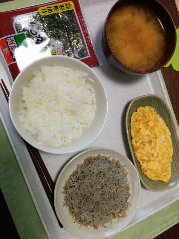 本日の朝食兼昼食兼夕食