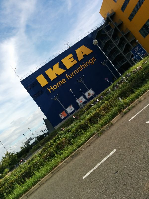 IKEA着