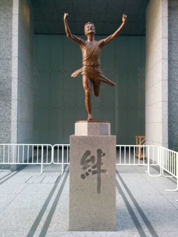 ゴール横の銅像