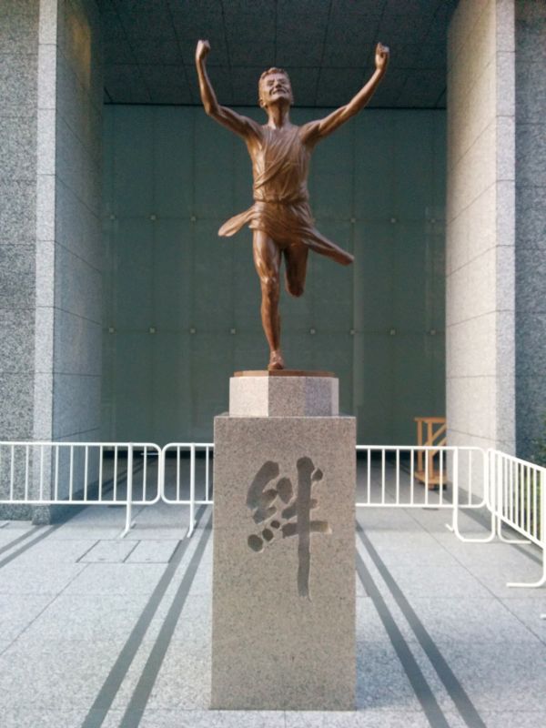 ゴール横の銅像