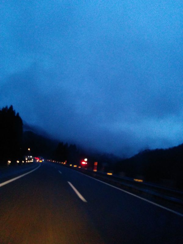 霧の山道