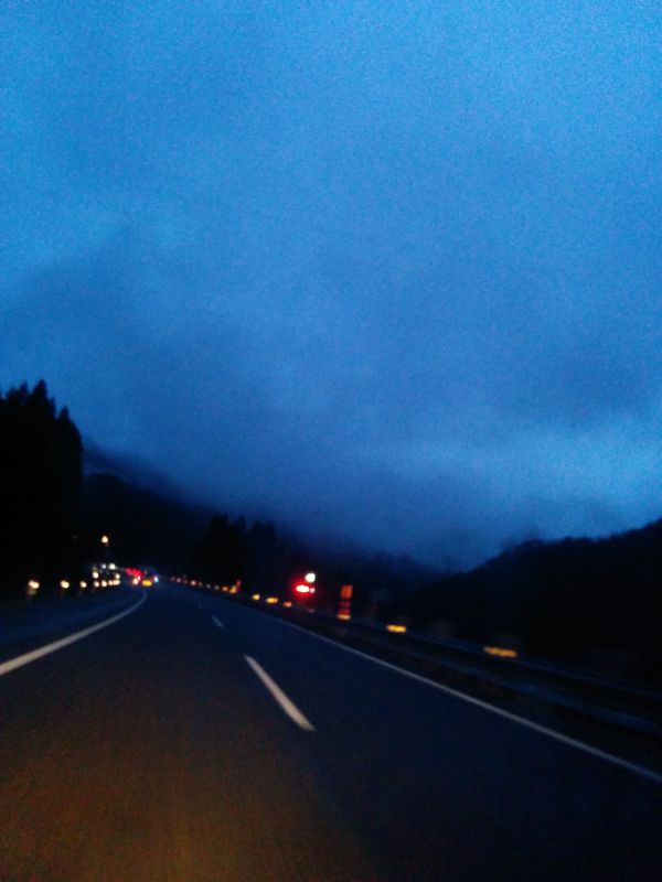 霧の山道