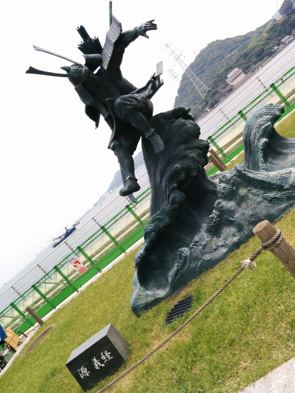 源義経像