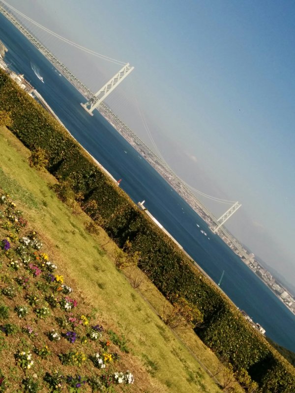 横から見た明石海峡大橋