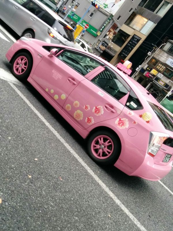 ピンクのプリウス