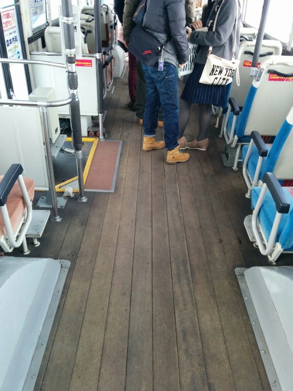 バスの床