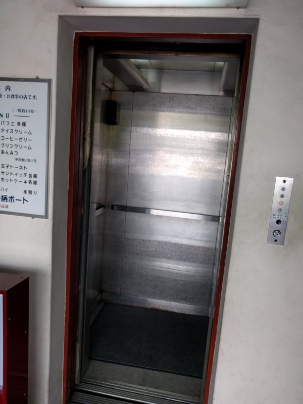 エレベーターの内部
