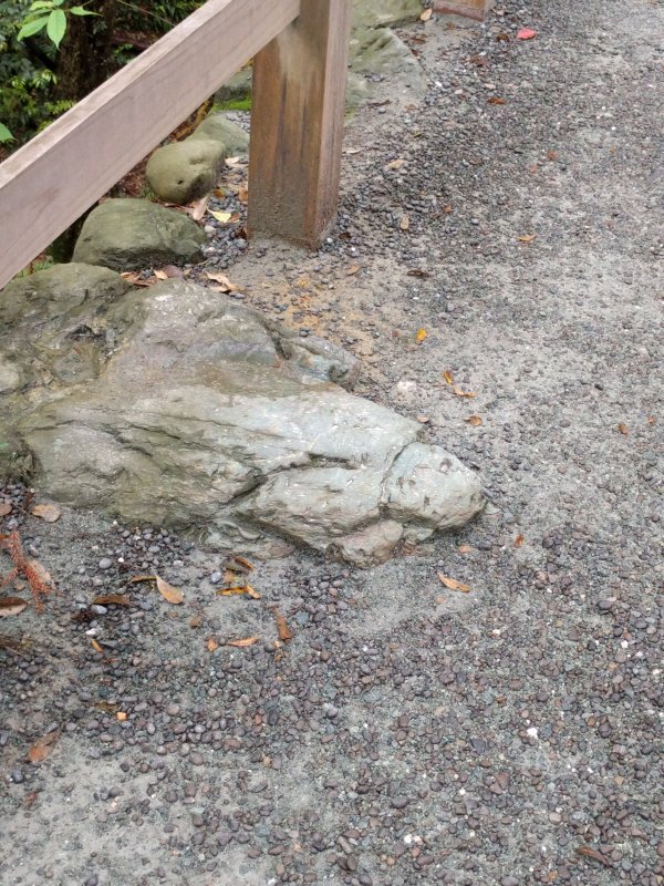 地蔵が横たわってるように見えるから