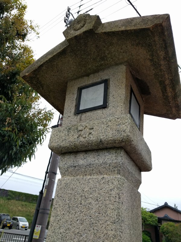 道路脇の石灯籠