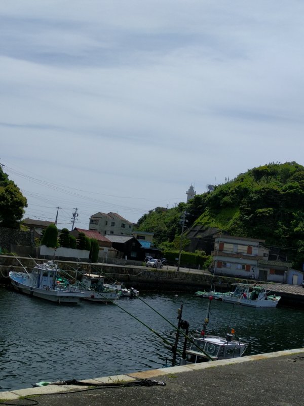 山の先に灯台
