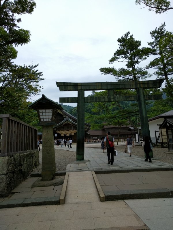 銅の鳥居の奥の拝殿