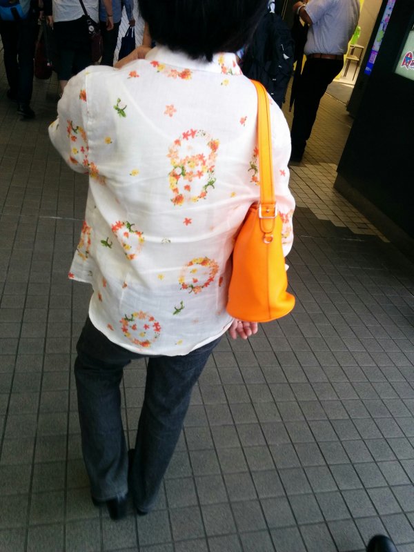 オレンジ色のバッグ