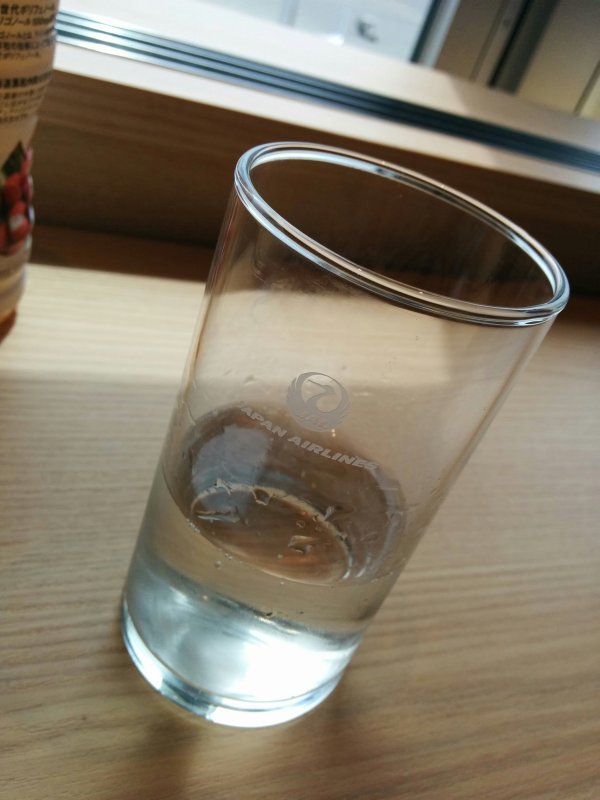 鶴丸ロゴ入りのグラス