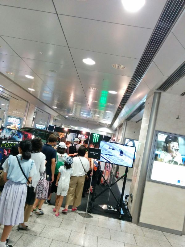 構内で行列