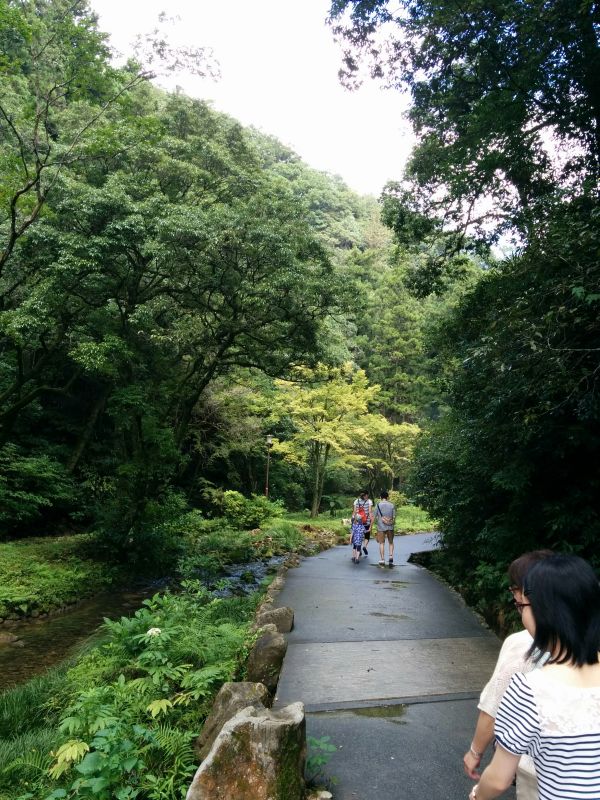 秋芳洞入口前