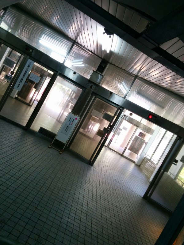 自動ドアが２つ