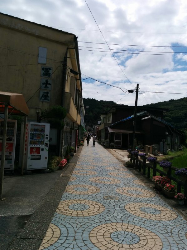 秋芳洞前の表通り